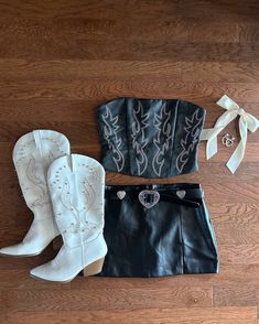 Cream Faux Suede Western Embroidered Strapless Corset Top – Cindy Jane Boutique Bachelorette Party Outfit Western, Rodeo Night Outfit, Birthday Outfit Night Out, Cute Outfits For Country Concert, Cute Fall Party Outfits, Cowboy Style Outfits, Black Country Concert Outfit, Black Nashville Outfit, Nashville Outfits Fall Night