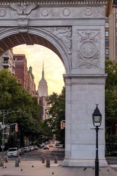 an arch in the middle of a city street