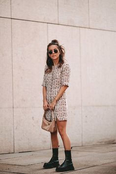 Black Boot Summer Outfit, Black Chunky Boots Outfit Summer, Chunky Boots Outfit Street Styles, Chunky Boots With Dress, Botas Chunky Outfit, Chunky Boots Outfit Summer, Beige Chelsea Boots Outfit Women, Black Combat Boots Outfit Summer, Beige Stiefel Outfit