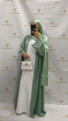 Légèrement évasé, et une joli coupe et sa ceinture en tissu si besoin. Un kimono simple passe partout pour tous les jours. mais qui fait tout de suite plus habillé lorsqu'on l'habille d'une abaya blanche Manches évasées, bref tout pour être enfin à l'aise dans sa tenue ! On aime ++++++ la base ! Taille unique convient de 36/38 à 42/44 Longueur 140cm Ootd Summer Hijab, Abaya Kimono Dubai, Outfit Voile, Long Kimono Outfit, Outfit Abaya, Kimono Hijab, Abaya Aesthetic, Ramadan Outfit, Abaya Outfits