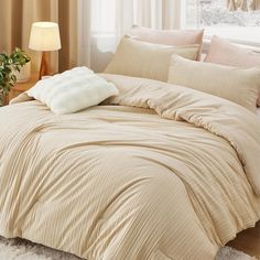 the comforter is clean and ready to be used in the bedroom or as a bed