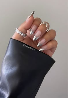 Silver Metallic French Nails, Crome Nails Almond Silver, Chrome Silver Nails French, Grey Chrome Nails French Tip, Metal Tip Nails, Nail Inspo Acrylic Chrome, Chrome Silver Tip Nails, Silver French Acrylic Nails, Chrome Glitter French Nails