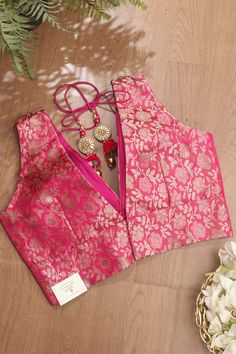 Sleeveless Blouse Designs, Latest Blouse Designs Pattern, V Neck Design, Saree Blouse Neck Designs, New Saree Blouse Designs, Latest Model Blouse Designs, Pakistani Fancy Dresses, Saree Blouse Patterns, Blouse Hand Designs