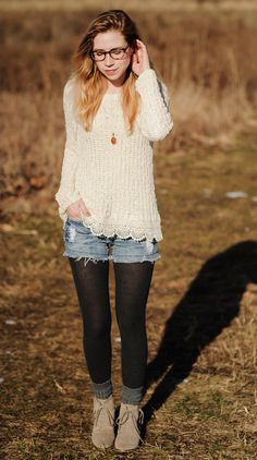 How to wear denim shorts in the winter. Love adding the socks over the tights and looks great with the light colored shoes Layer Clothes, Denim Shorts Black, Lace Denim Shorts, Look Con Short, Winter Tights, Winter Shorts, Wearing Glasses, Denim And Lace