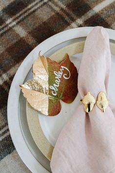 Read the blog post about Cozy and Chic Thanksgiving Table Settings & check out the best design ideas! Click for more. Stay informed about the Decoholic blog post. Now Visit. Leaf Craft Ideas, Fall Place Cards, Leaf Place Cards, Hand Lettered Place Cards, Leaf Craft, Autumn Leaves Craft, How To Make Glitter, Fall Leaf Wreaths