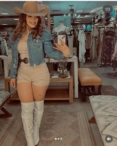 Rancho Lifestyle, Cowboy Outfits For Women, Country Girl Style Outfits, Vaquera Fits, Jaripeo Outfits, Nashville Style Outfits, Vaquera Outfits, Cowgirl Outfits For Women, Cute Cowgirl Outfits