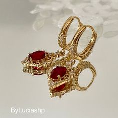 Add a touch of elegance and sophistication to your outfit with these beautiful ruby Art Deco earrings. With a vintage red design and a gold-plated finish, these earrings are perfect for any special occasion. Whether for a bridesmaid or just for yourself, these red women earrings are a perfect choice. Their unique and detailed style makes them a must-have piece for any jewelry lover. Don't wait any longer and add these beautiful ruby Art Deco earrings to your collection today. https://www.tiktok.com/@byluciashp/video/7209198489656364293?is_from_webapp=1&sender_device=pc&web_id=7187531543853925894 https://www.tiktok.com/@byluciashp/video/7209200247359229189?is_from_webapp=1&sender_device=pc&web_id=7187531543853925894 MEASURES: Total length: approximately 3.5 cm Total width: approximately 1.3 Luxury Gold Ruby Earrings, Vintage Ruby Earrings, Ruby Red Earrings, Gold And Ruby Earrings, Red And Gold Earrings, Gold And Red Earrings, Red And Gold Jewelry, Ruby Earrings Gold, Gold Ruby Earrings