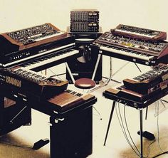 there are many electronic keyboards in this room