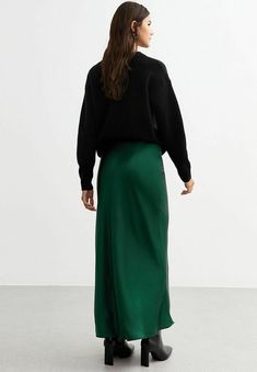 New Look Jupe longue - dark green Green Satin Midi Skirt, Outfit Rok, Satin Maxi Skirt, Maxi Skirt Outfits, Green Satin, Skirt Outfits, Wardrobe Staples, Dark Green