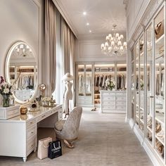 Closet Rich Aesthetic, Ruang Make Up, Dressing Room Luxury Modern, Large Closet Room, Mansion Dressing Room, Home Beauty Room Ideas, Two Floor Closet, Dream Lounge Room, Luxury Home Salon