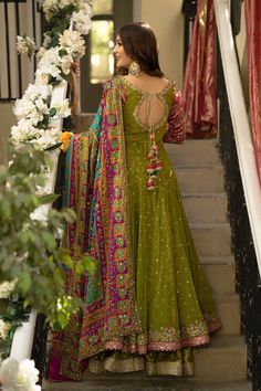 Fancy Sharara Suit, Anarkali Dress For Mehndi, Mehendi Anarkali Dress, Mehndi Saree Look, Lehnga Designs For Mehndi, Mehndi Designs Outfit, Heeramandi Dress Collection, Pakistani Mehendi Look, Green Salwar Suit For Women