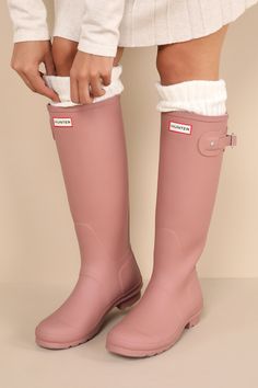 Original Tall Medium Red Rain Boots Pink Hunter Boots, Hunter Rubber Boots, Cute Rain Boots, Cold Weather Shoes, Red Rain Boots, Pink Rain Boots, Wineries Outfit, Fav Shoes, Back To School Shoes