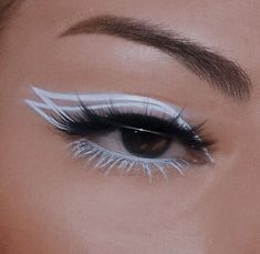 Artemis Inspired Makeup, Angle Halloween Make Up, Angle Makeup Looks, Easy Graphic Liner Hooded Eyes, Black And White Makeup Aesthetic, Grafic Eyeliner Makeup, Gojo Makeup, Eyeliner Looks Goth, Makeup Looks Eyes