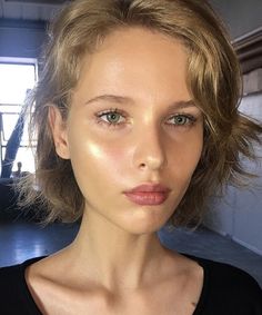 I N S T A G R A M @EmilyMohsie Highlighter Makeup Looks, Glowy Skin, Glowy Makeup, Natural Beauty Tips, Highlighter Makeup