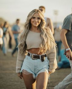 Jeans Inspiration, Types Of Boots, Wrangler Vintage, Fest Outfits, Southern Outfits, Cute Country Outfits, Country Concert Outfit, Daisy Dukes