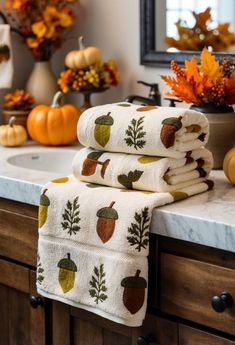 Fall Bathroom Decor Ideas, Diy Seasonal Decor, Fall Bathroom Decor, Shed Tiny House, Fall Bedroom Ideas, Fall Bathroom, 2024 Inspiration, Cozy Fall Bedroom, Hallway Designs