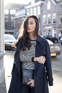 Minimal + Chic | @codeplusform Trench Coat Outfit Autumn, Navy Trench Coat Outfit, Style Striped Shirt, Navy Outfits, Dutch Fashion, Navy Trench Coat, Trench Coat Outfit, Outfit Autumn, German Fashion