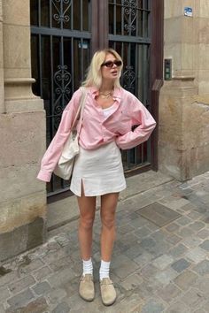 39 Boston Clogs Outfits That Are Hotter than the First Sip of Your Favorite Latte Dinner Outfit Inspo Summer, Amsterdam Summer Outfits, Japan Summer Fashion, Linda Sza, Clogs Outfit, Nashville Outfits, Looks Street Style, White Skirt, Mode Inspo