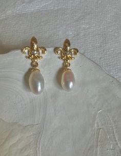 Vintage freshwater teardrops pearl earring. Minimalist pearl earrings. Flower stud earrings. Iris  earrings. Gift for her. Don't miss out on this vintage style timeless classic! It's so elegant and delicate! The Earrings feature freshwater natural white color pearls with filigree irises ear stud.  The perfect option for chic modern dressing.it's suitable for every occasion.  Styling tip: Perfect for wedding occasions  DETAILS * 14K gold plated  * Ear stud (925 sterling sliver ) * Freshwater pearl  * CZ MEASURES Pearl size:approx 0.8cm Earring length:approx 2cm Please note: These are genuine freshwater pearls so size of each pearl can vary.  All pearls are naturally formed and each pearl is one-of-a-kind. Prices may vary due to pearl qualities from different batches. ,, PACKAGE: All jewelry Dressing Chic, Pearl Teardrop Earrings, Earring Minimalist, Flower Stud Earrings, Earrings Flower, Pearl Earring, Small Earrings Studs, Flower Stud, Jewelry Lookbook