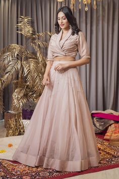 ROSEGOLD CROP TOP JACKET SET – Swish By Dolcy & Simran Lehenga And Crop Top Designs, Crop Top With Skirt And Jacket, Crop Top Shrug Lehenga, Organza Crop Top Lehenga Indian, Blouses For Lehenga Crop Tops, Lehanga With Jacket Blouse, Skirt Top And Jacket Indian, Crop Top Outfits For Wedding, Top Ideas For Skirts