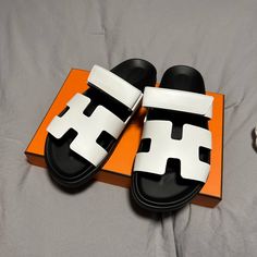 Hermes Chypre Sandals White Size 41 (About 10-10.5) Calf Skin Box Ribbon, Louis Vuitton Cap, Chic Sandals, Louis Vuitton Jewelry, Hermes Shoes, Sandals White, Louis Vuitton Belt, Women Sandals, Bags Designer Fashion