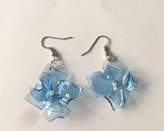 A beautiful flower earrings made from recycled plastic bottle.  These are very fashionable accessories for those who love earth friendly products.  It looks chic and is very light-weight. Perfect to match your white or blue attire.  Free postage if you buy from France via tracked mail small package. Earrings Height:  about 1 inch The product is handmade so there is no exact copy of the product as the photo.  Ready to ship. Plastic Bottle Earrings, Plastik Recycling, Recycled Accessories, Diy Plastic Bottle, Bottle Earrings, Plastic Earrings, Plastic Jewelry, Handmade Jewelry Diy, Plastic Bottle