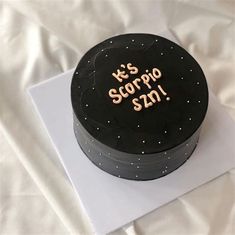 a black cake with the words it's sorpo siu on it