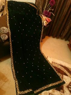 Velvet Stole Designs, Velvet Shawls, Ideas For Boutique, Velvet Dupatta, Dupatta Design, Bridal Dupatta, Desi Wedding Dresses, Nikkah Dress, Indian Outfits Lehenga