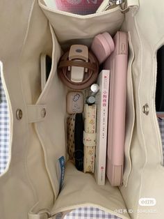 Back To University, Everyday Bag Essentials, Purse Essentials, Bags Aesthetic, School Essentials