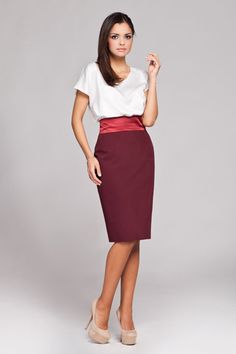 Classic pencil skirt. Back with covered zip, deep opening. Waist emphasized with a satin belt. Work Outfits Frauen, Pencil Skirt Fashion, Classy Skirts, Pencil Skirt Work, Satin Belt, Plus Size Pullover, Pencil Skirt Outfits, Skirt Model, High Waisted Pencil Skirt