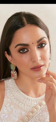 Natural Glam Makeup Indian, Make Up Looks Indian Skin, Natural Wedding Makeup Indian Skin, White Saree Bride Indian, Alia Makeup Look, Makeup On White Dress Indian, Engagement Makeup For Bride, Natural Makeup On Indian Skin, Indian Saree Makeup Look