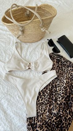 #pool #beach #summer #blog #vibes #bag #summerstyle #summervibes #outfits #outfitstyle #outfitoftheday Safari Outfit Women, Safari Outfit, Vacation Mood, Pool Beach, Outfit Women, Beach Summer, Business Ideas, Summer Vibes, Outfit Of The Day