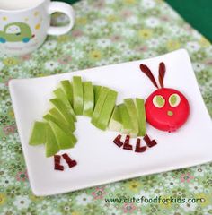 the very hungry caterpillar is made out of apple slices