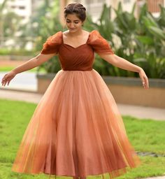 Net Simple Gown, Frock Fashion For Wedding, Net Frock Models, Saree Frock Designs For Women, Side Open Frock Designs, Maxi Frocks For Women, Simple Net Gown Designs, Saree Ka Dress Design, Trendy Long Frocks For Women