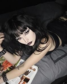 Emo Halloween Makeup, Alternative Girl Makeup, Goth Instagram Story, Goth Poses Photography, Goth Picture Ideas, Outfit Inspo Alternative, Emo Baddie Aesthetic, Emo Photoshoot Ideas, Alt Photoshoot Ideas