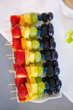 Rainbow Fruit Skewers, Fruit Kebabs, Fruit Appetizers, Rainbow Fruit, Festive Desserts