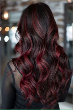 #makeup @PelecomJuliana Red Highlights In Brown Hair, Red Balayage Hair, Wine Hair Color, Cherry Red Hair, Fall Winter Hair Color, Chocolate Brown Hair Color, Red Hair Inspo, Wine Hair, Chocolate Brown Hair