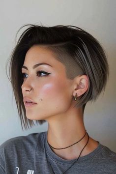 Bixie cut corte de pelo Shaved Hair On One Side Short, Bob Hairstyles With Shaved Side, Side Shave Bob Haircut, Short Hair Shaved On One Side, Pixie Haircut Shaved Back, Side Undercut Women, Side Undercut Short Hair, Short Hair Shaved Side, Short Hair With Shaved Side