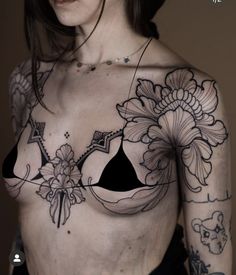 Armpit Tattoo, Nouveau Tattoo, Tattoos Infinity, Tattoed Women, Tattoos Geometric, Chest Tattoos For Women, Chest Piece Tattoos, Geniale Tattoos, Stomach Tattoos