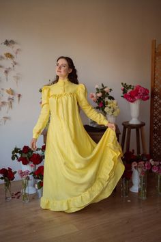 "Das Kleid ""Bertha"" ist nach der Bertha Sophie Felicitas Freifrau von Suttner - österreichischen-Boho Pazifistin und Schriftstellerin benannt." Sie wurde 1905 die zweite weibliche Friedensnobelpreisträgerin (nach Marie Curie 1903), die erste Frau mit dem Friedensnobelpreis und erste österreichische Trägerin. EINZELHEITEN - Stoff: 100% dünnes Leinen (150-180gr / m) Сertificate Oeko-Tex Standard 100 - Zwei Seitentaschen am Rock - Anknöpfen befestigen - Leinen Schnürgürtel inklusive Innerhalb von 3 Tagen nach der Bestellung wird sich unser Leiter mit Ihnen in Verbindung setzen um die Eckdaten zu klären, damit Ihre Bestellung auch perfekt zu Ihnen passt. Wenn Sie nicht innerhalb der 3 Tage antworten, nähen wir gemäß den von Ihnen ursprünglich ausgewählten Eckdaten. Wenn Sie die Parameter änd Country Dress, Modesty Outfits, Period Dress, History Fashion, Marie Curie