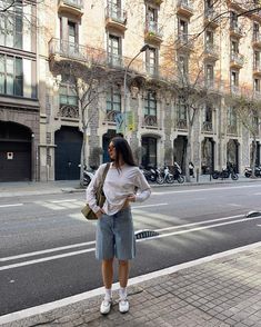 If it’s above 12 degrees, it’s legs out szn #jorts #summeroutfit #springsummeroutfitinspo Barcelona outfit, city break outfit, city outfit inspo, euro summer, summer 2024, summer trends 2024, how to style jorts, jorts, Bermuda shorts, jean shorts, simple outfits, easy outfits, minimal outfit inspo How To Style Short Jeans, Jeans Bermuda Outfit, Simple Cute Summer Outfits, Outfits Con Bermudas, Jean Bermuda Shorts Outfit, Bermuda Jeans Outfit, Barcelona Summer Outfits, Spain Summer Fashion, City Trip Outfit