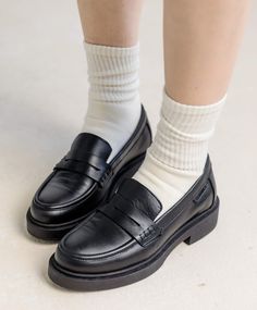 Socks For Loafers For Women, Black Penny Loafers For Women Outfits, Loafers With Socks Women, Loafers With Socks Outfit, Penny Loafers For Women Outfits, Socks With Loafers, Dress With Socks