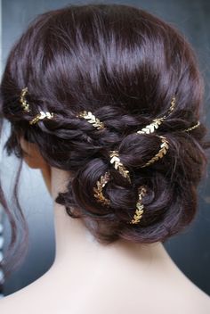 "A modern way to style your wedding day hair! This gold headpiece is very adaptable. Wear it as a hairband tied at the back.(Use two for a 'Roman Goddess' look). Or, intertwine it amongst plaits and curls. You and your Bridal Hair-stylist can get really creative with it! Budget friendly and packaged as a gift, this piece is also so great for bridesmaids. You simply attach it into a section of the hair with hairpins/Bobby pins through the end loops, then you can plait it into a braid, or twist it Silver Wedding Hair Accessories, Goddess Headband, Bohemian Bridal Hair, Boho Bridal Headpiece, Bridal Hair Chain, Gold Hair Accessories Wedding, Headband Gold, Gold Headpiece, Hair Chains