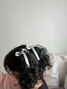 Kawaii Short Curly Hairstyles, Big Bow Short Hair, Short Coquette Hairstyles, Hairstyles For Short Hair With Bow, Bow Hairstyles For Short Hair, Short Hair With Bows Hairstyles, Coquette Hairstyles Short, Hoco Hair Short