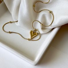 This exquisite A Heart of Gold Necklace is the ultimate token of affection. Crafted from hypoallergenic materials and dipped in 18k gold, this dainty and feminine jewelry piece is a luxurious treat for any woman. With its lightweight design, it'll be just the perfect gift for any special occasion. ☆Waterproof gold neck Anti Tarnish Jewelry, Chain Designs Gold, Gold Chain Designs For Women, Waterproof Necklace, Crescent Jewelry, Minimalistic Necklace, خواتم خطوبة, Minimalistic Jewelry, Jewellery Photography Inspiration