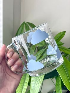 Serve your next drink from this cute cloud cup! This adorable 13 oz (384 ml) glass mug is perfect any beverage - sodas, iced coffee, or anything really! It's the perfect gift for birthdays, house warming or for any other any occasion! Glass Mug Care * Hand wash ONLY * Do not soak  * Dry with soft towel * Do not put in microwave NOTE: Since the designs on these cups are made with permanent vinyl, which is essentially a sticker. These designs are not meant to last forever, the longevity is based o Glass Drinking Cups, Cute Cups And Mugs, Clear Mugs With Vinyl, Glass Mugs With Vinyl, Cup Decoration Ideas, Cute Coffee Mugs Designs, Cricut Glass Cups, Glass Cups With Vinyl, Transparent Mug