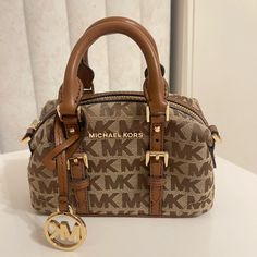 Never Used Small Michael Kors Small Charm Bag. Comes With Brown Crossbody Strap. Michael Kors Handbags Aesthetic, Michael Cole, Tiny Bag, Goyard Bag, Ribs Recipe, Brown Crossbody, Willy Wonka, Small Charms, Mini Handbags