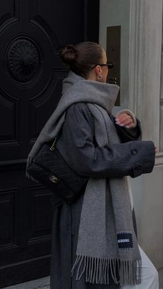 Gray Scarf Outfit, Europe Winter Fashion, Short Cuir, Scarf Outfit, Winter Fit, Autumn Fits, Look Short