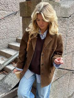 Suede Jacket Outfit, Look Adidas, Vintage Suede Jacket, Womens Jackets Casual, Leather Jacket Style, Brown Suede Jacket, Suede Coat, Mode Inspo, 가을 패션