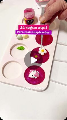 Patricia Rio / Calda de açúcar on Instagram: "🍭Aqui está👇

A calda é de açúcar refinado comum! 

Com o uso do pó de decoração eu transformo essa calda! 

Esse pó para decoração pode ser da cor que você quiser! 

Eu usei esse rosa para combinar com os confeitos que escolhi ! 

Tudo precisa ser harmonioso para se ter um bom resultado! 

Agora me conta aqui se você sabia dessa dica do pó de decoração ! 

Sim ou não ?? 

Pó de coração e glitter usei @fab.ind @glitzdecorativos 
Confeitos perfeitos são da @jadyconfeitos 

@fanclubfab 

#pirulitospattycandy #pirulitodeacucar #cursodepirulitos #cursopirulito" Candy, On Instagram